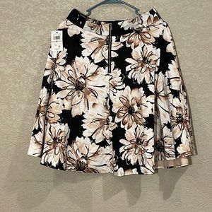 Amanda and Chelsea floral knee length skirt 6